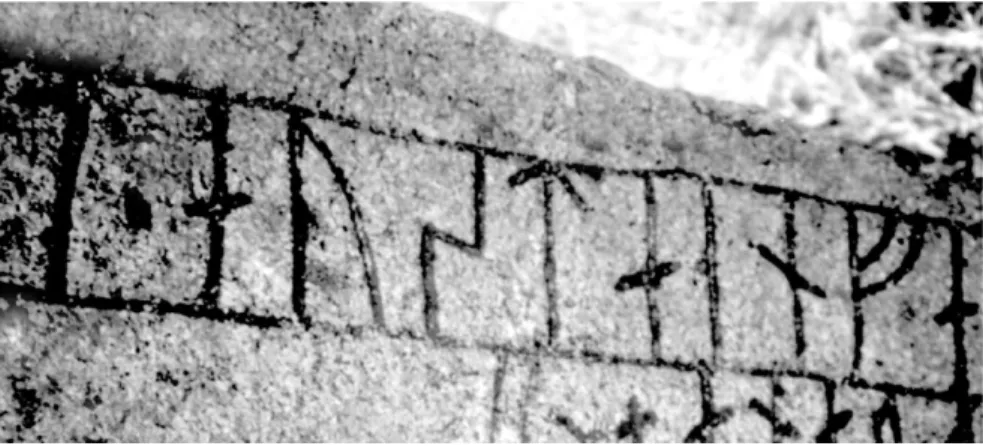 Fig. 1. Östens namn på runstenen U135 vid Broby bro, Täby, uppsatt av sönerna Ingefast, Östen och Sven efter faderns död på pilgrimsfärd till Jerusalem