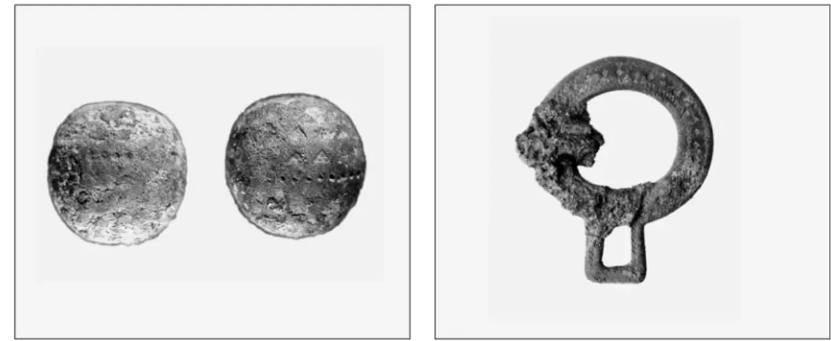 Fig. 14. Gjutna pärlor av brons med punsdekor från grav A24. Foto J. Hamilton. — Cast bronze beads with punch decoration from grave A24.