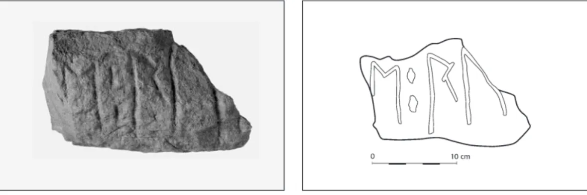 Fig. 3. Runristningen på fragment F374. Foto B.A. Lundberg, Riksantikvarieämbetet. —The runic  in-scription on fragment F374.