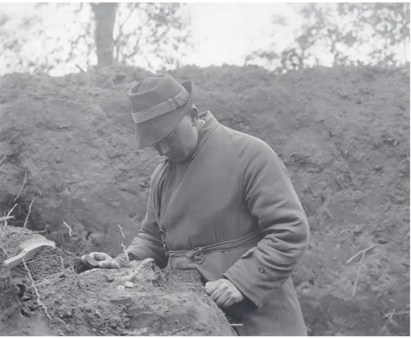 Fig. 1. Ture J. Arne deltar i Vladislav I. Ravdonikas utgrävning av gravhög nr 1 nära ˇˇ Cemichino vid floden Sjas’ i sydöstra Ladoga-området år 1928