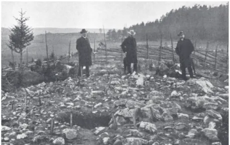 Fig. 4. Hyddgolvet vid Boda i Bred under  ut-grävning 1906 (efter Almgren 1912, s. 135) —The hut floor at Boda in Bred during excavation in 1906.