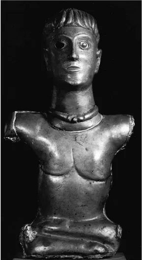 Fig. 4. Bronsstatyett med överdrivet stort huvud och korslagda ben med hovar. Bouray, Essonne,  Frank-rike