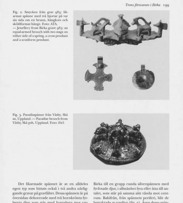Fig. 2. Smycken från grav 983: lik- lik-armat spänne med tvä hjortar på var  sin sida om en brunn, hängkors och  sköldformat hänge