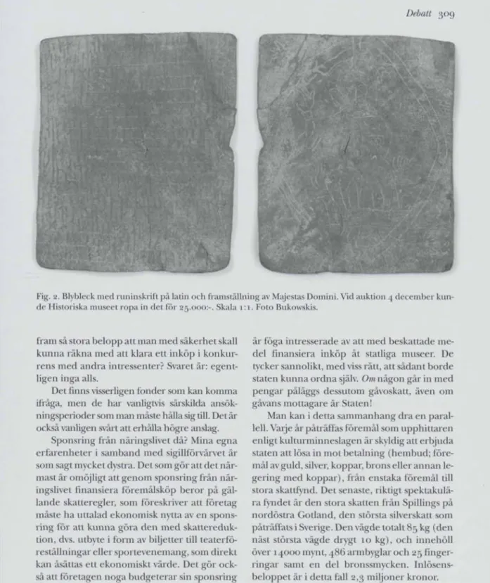 Fig. 2. Blybleck med runinskrift på latin och framställning av Majestas Domini. Vid auktion | december kun- kun-de Historiska museet ropa in kun-det för 25.000:-