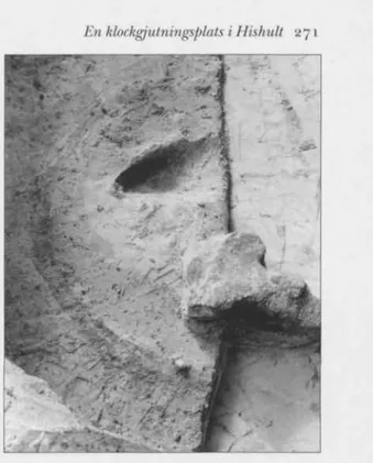 Fig. 5. Den lermantel som byggdes upp lör att un- un-derlätta smältningen av talg syns som en cirkelrund  lerlins pä botten av gropen