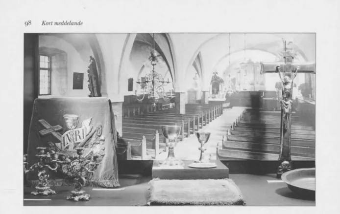 Fig. i. Monter med föremål från St. Mikaels kyrka i Tallinn i utställningen Esllandssvenska kyrkominnen i  Historiska museet 1976