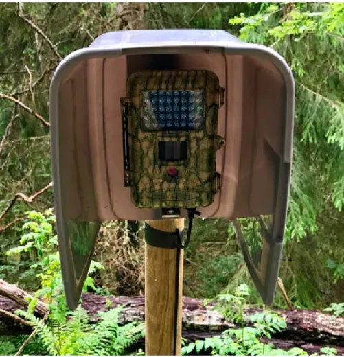 Figur 8. Exempel på kameraskydd tillverkat av plastburk. Notera att skyddet inte har någon botten  eftersom det kan samlas snö och annat där som till slut täcker linsen.