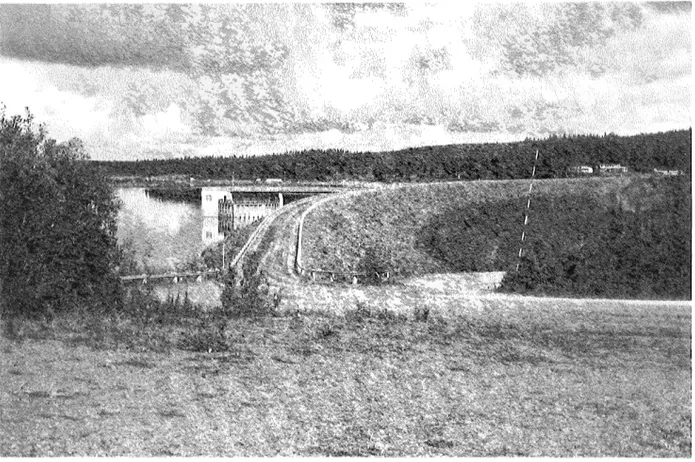 Fig  8  Håckrenmagasinets damm.  Regleringsamplituden, 34  m,  är en av fjällkedjans  största