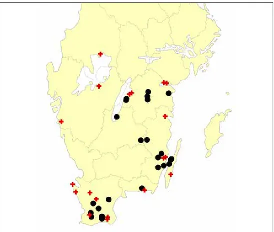 Figur 7. Fynd av almblombock. Svarta prickar = fynd 1985 och senare, röda kors = fynd endast före 