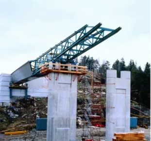 Figur 8 Pågående lansering av bro med lanseringsnos av fackverk längst fram (Svahn,  2016)