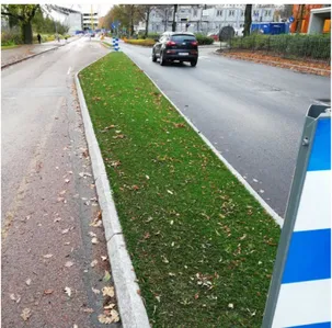Figur 12. Exempel på refug med konstgräs i  hårt trafikerad miljö i Uppsala