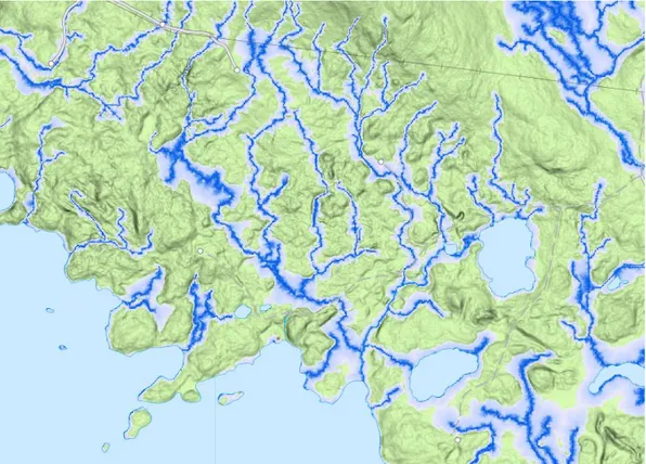 Figur 1. Hillshade med markfuktighetskarta i nyanser av blått visar hur vattenstråk börjar  på höjder och samlas i större vattendrag ned mot större vattenkroppar