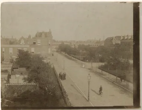 Foto över Delftselaan, en gata nära där Westlandseplein i dag ligger. År 1905.  Foto: Gemeente Den Haag.