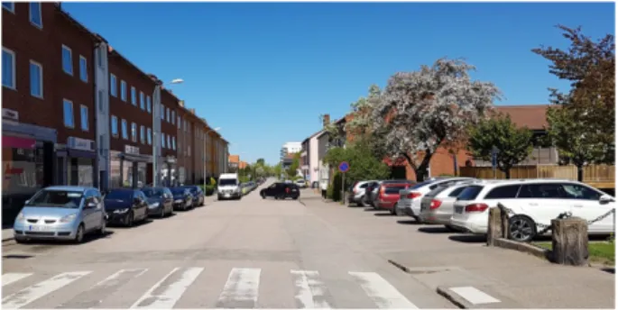 Figur 7. Skolgatan har en homogen asfaltsbeläggning på  både vägbana och trottoar.   