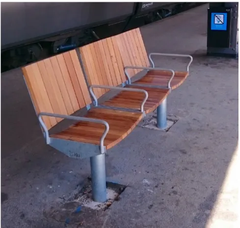 Foto 5: Tre ihopsatta stolar med individuella armstöd, perrong på Göteborgs centralstation