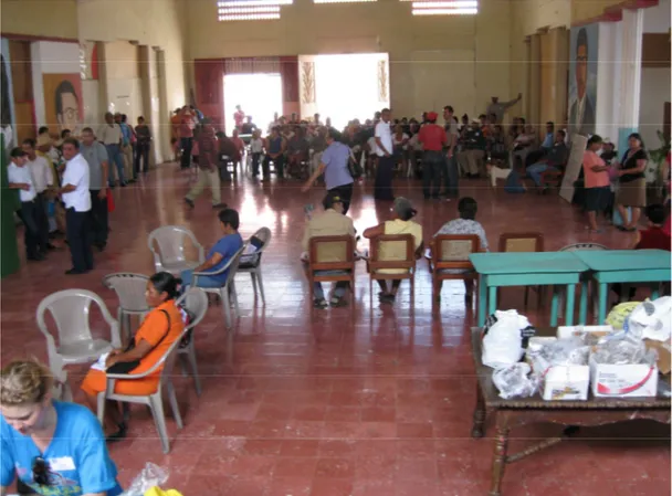 Figur 6. En av lokalerna i Nicaragua där undersökningarna skedde. Människorna längst upp på bilden väntar på  att bli undersökta medan de till vänster sitter i undersökningsstolarna