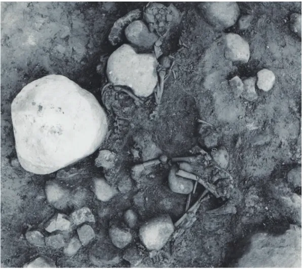 Figur 12: I graven låg på den gamla markytan ett delvis dåligt bevarat skelett. Liket hade 