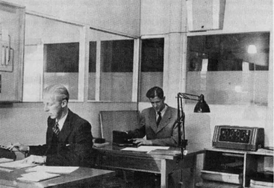 Fig. 2. Från  tidsstudiemännens  kontor sänds grammofonmusik  ut  till fabrikens olika avdelningar,  Wiska-  fors fabrik  1949