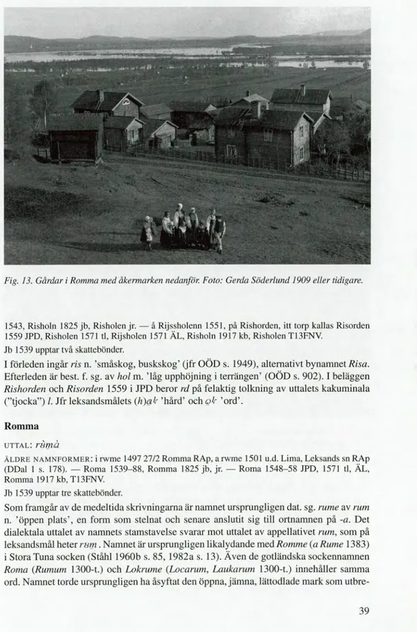 Fig. 13. Gårdar i Romma med åkermarken nedanför. Foto: Gerda Söderlund 1909 eller tidigare