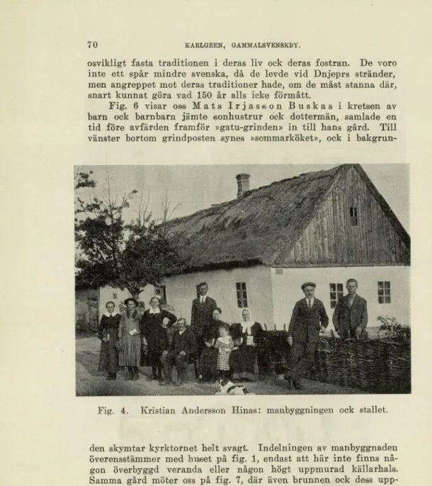 Fig. 6 visar oss Mats Irjasson Buskas i kretsen av  barn ock barnbarn jämte eonhustrur ock dottermän, samlade en  tid före avfärden framför »gatu-grinden» in till hans gård