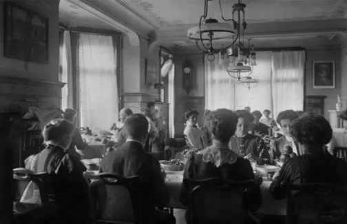 Fig. 2. Matsalen på Bircher-Bennerkliniken Lebendige Kraft i Zürich omkring år 1909. Patienterna  från världens alla hörn åt enligt individuellt fastställd kostplan, med råkost som huvudsaklig föda