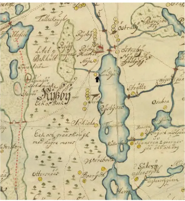 Fig 5. Utdrag ur häradskartan över Sunnerbo från 1685. Runstenens ungefärliga läge är mar- mar-kerat med en svart pil