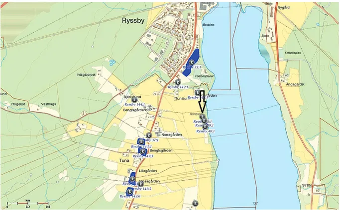 Fig. 1. Fornlämningsmiljön kring Tuna by, Ryssby socken. Pilen markerar läget för runstenen  Sm 42, som är registrerad som RAÄ 38:1 i fornminnesregistret.