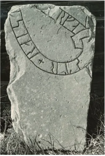 Fig. 1. Runstenen Vs 30 från Forneby,  Möklinta socken, Västmanland. Foto Nils  Lagergren (ATA).