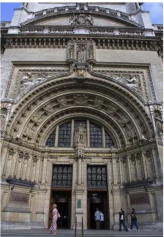 Figur 1: Huvudingång till Victoria &amp; Albert Museum. Bilden från museets officiella hemsida (2014, [www])
