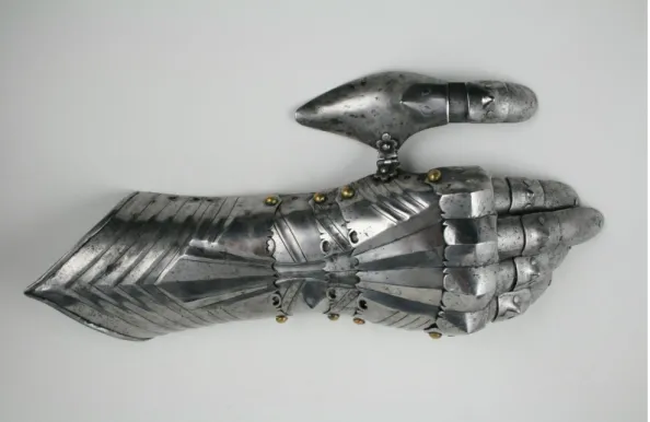 Figur 11. Gotisk handske ca 1480-1490. Notera hur fingrarna bara skyddar ryggen av fingret 