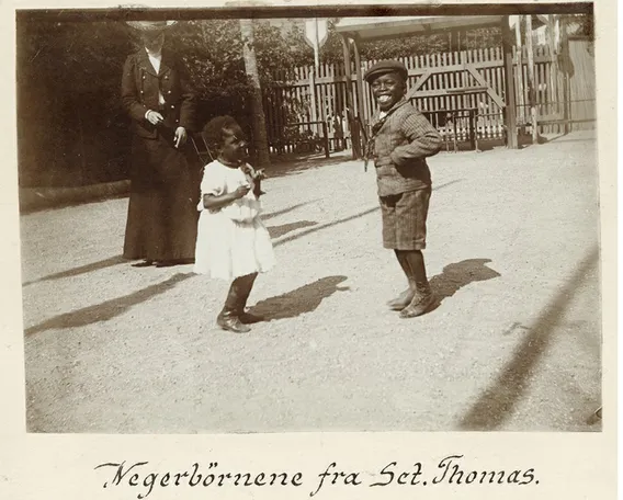 Figure 3: a photo of Alberta and Victor, taken in 1905. The Danish caption reads “the negro children from St