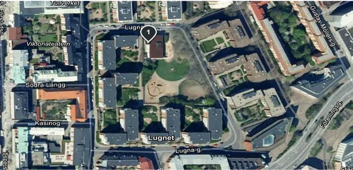 Figur 5.   Satellitbild över Sjöhästens förskola (markör) samt den allmänna park som utgör förskolans friyta (Eniro,  2018).