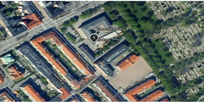 Figur 7.   Satellitbild över Konstnärens förskola (markör) och dess friyta som kan ses i direkt anslutning söder om   förskolans byggnad (Eniro, 2018)