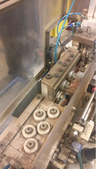 Figur 11: Koppartråden matas från en rulle i Safetracks helautomatiska  tillverkningspro-cess för tillverkning av lodpinnar X-Silver.