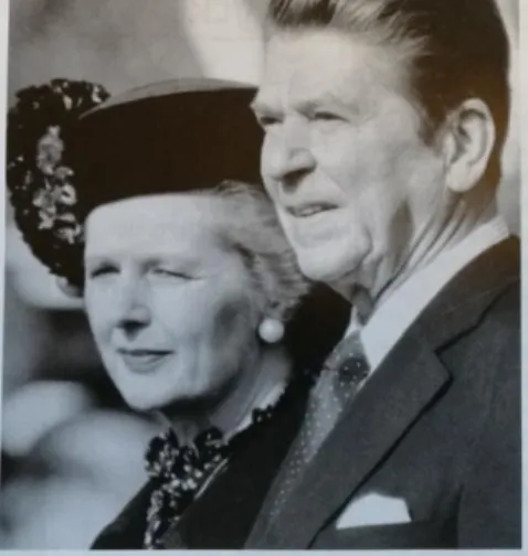 Figur 12.  Margaret Thatcher och Ronald  Reagan, fotograferade vid ett möte. Notera  att hon står bakom honom, dessutom  kortare till växten, vilket ger ett  värdeper-spektiv som använts sedan pyramidernas  tid för att visa vem som står högst i rang