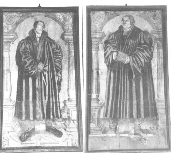Fig.  2 och 3.  Luther och Melanchton. Porträtt i helfigur i stort format,  hopsatta av  Il separata blocktryck, som ger  en sammanlagd höjd av  ca 150 cm