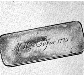 Fig.  4a.  Dosa  av  silver  med  texten  &#34;Af  Nasa  Silfver  1779&#34;. Foto Nordiska museet