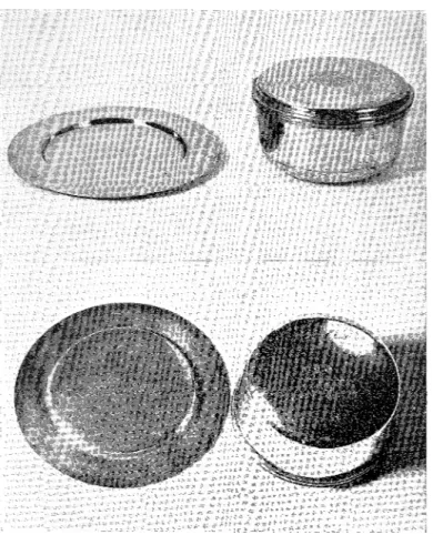 Fig.  2.  Tremänningeregementets  paten  och  oblatask  sedda  över- och  underifrån.  På  J,6ndersidan  synas  silverstämplarna  och 