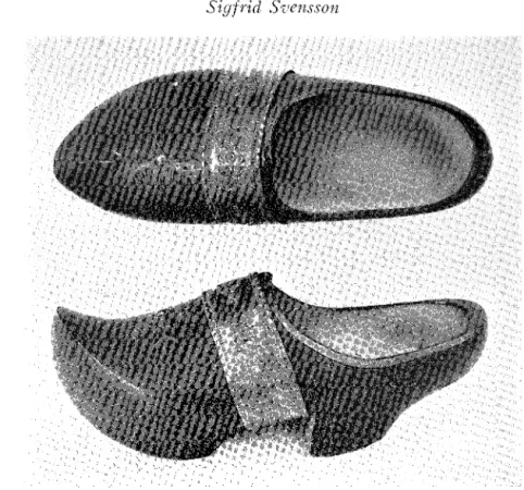 Fig.  3.  Träskor  från  Färs  härad,  Skåne.  Över  vristen  ett  pressat  mässingsbal1d