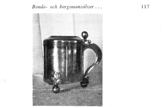 Fig.  5.  Dryckeskanna  a'v  silver,  tilloerkarl  1790  (if)  G.  Elfström  i  Sala;  höjrl  18,5  cm