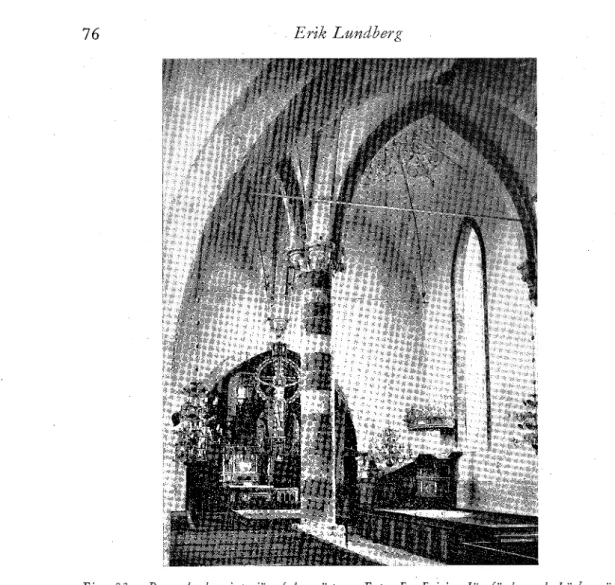 Fig.  33.  Rone  kyrkas  interiör  från  väste,·.  Foto  E.  El'ici.  jämförd  med  Läl'bro  är  pelaren  fylligal'e  i  formm