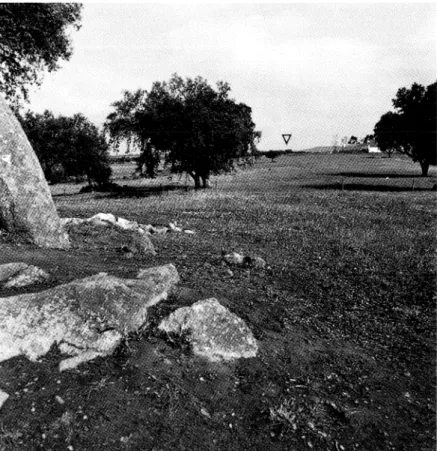 Fig.  5.  Vale de Rodrigo, Monument 2, i förgrunden.  En megalitgrav (Monument 4) har  legat på gårdens plats