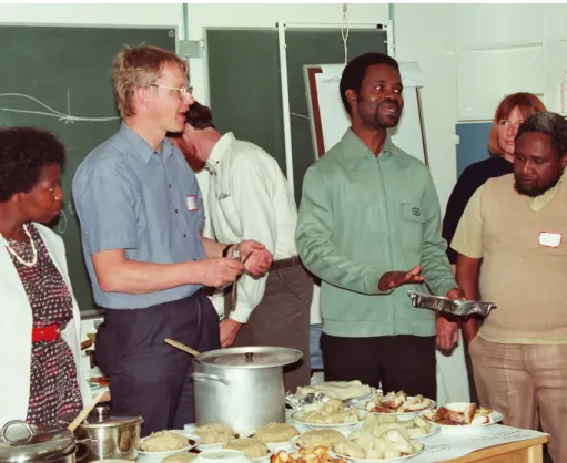 Figur  6.  Hans  Rosling  tillsammans  med  Jean-Pierre  Banea  Mayambu  förklarar  hur  de  olika   kassavamaträtterna beretts på kassavakursen 1990        Foto: Thorkild Tylleskär