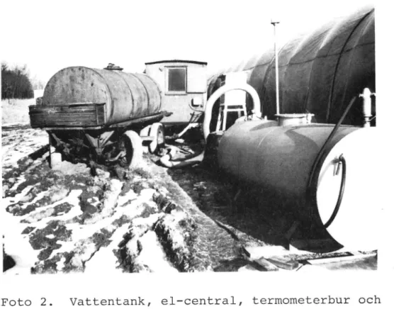 Foto 2. Vattentank, el-central, termometerbur och bränsletank utanför tältet.