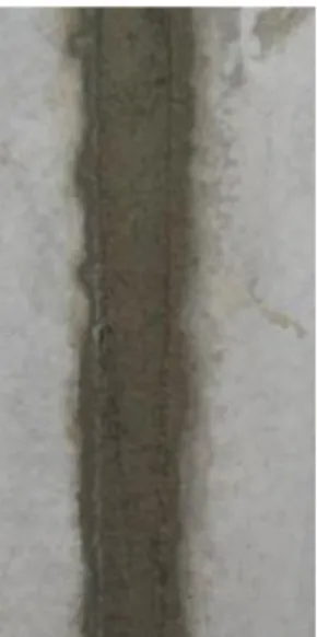 Figur 13. Mineralullsdrevning mellan   Figur14. Skarvarna mellan prefab-  prefab -ytterväggsblocken innan de sätts ihop  ytterväggsblocken putsas (foto från plats 
