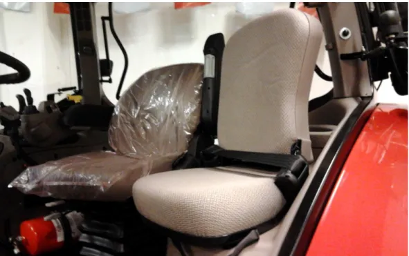 Figur 1. Exempel på passagerarstol med bälte i en ny traktor med 110 hk. 