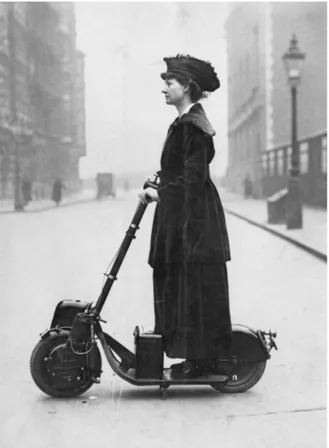 Figur 5 Liksom Godscyklar är scootrar i stadsmiljö är inte ett nytt fenomen. På bilden poserar  Suffragetten Florence Priscilla på sin scooter 1916