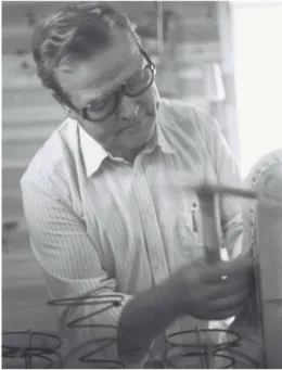 figur 1: Tapetseraren Åke Larsson. Möbelindustrimuseet i Virserum 1989.