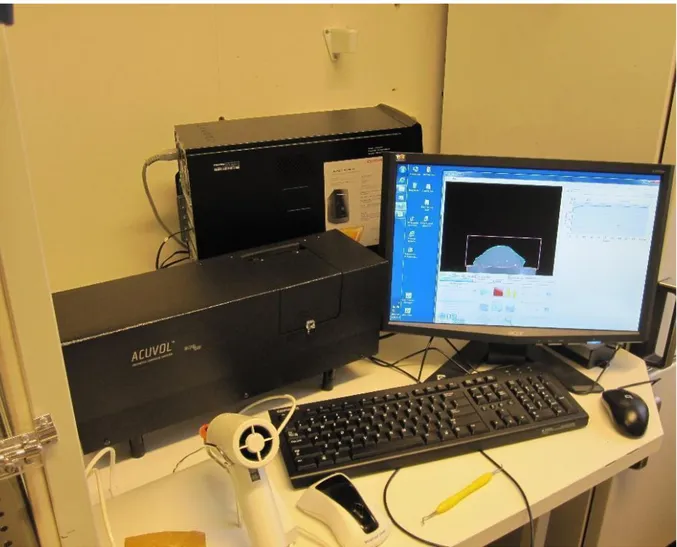 Figure 1. The AcuVol instrument for registration of polymerization shrinkage to the left, and  computer screen, to the right, showing a composite specimen placed on the 