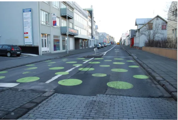 Figur 4  Vägmålningar med gröna cirklar framför/efter övergångsställen på hårt  trafikerad gata i centrala Reykjavik, Island